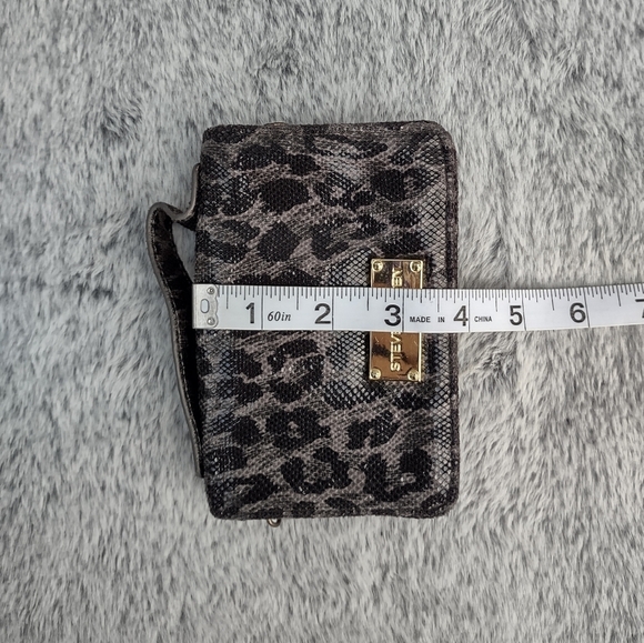 𝅺Steve Madden Animal Print Phone & Card Wallet - Picture 8 of 9
